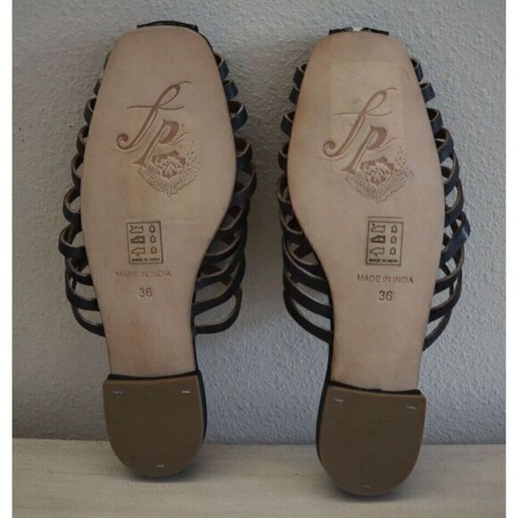 Free People Women Sz US 6/EU 36 Black Snake Print Odette Strappy Flat Sandals $8 - Picture 3 of 13
